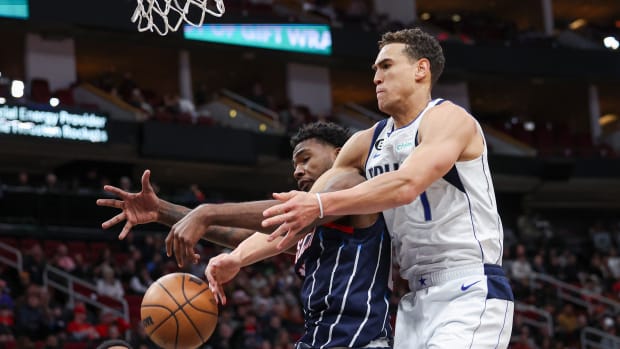 Dwight Powell Tari Eason Mavericks